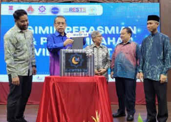 ABDUL Fattah Abdullah (dua dari kiri) menyempurnakan gimik Perasmian Penutup G-CWTBE di UMK Kampus Kota di Pengkalan Chepa, Kota Bharu, Kelantan malam tadi. UTUSAN/MUSTAQIM MOHAMED