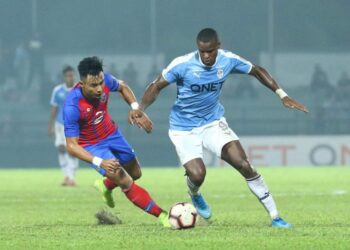 WASHINGTON Brandao (kanan) ketika beraksi bersama PJ City FC dalam saingan Liga Super musim 2019.-IHSAN PJ City FC