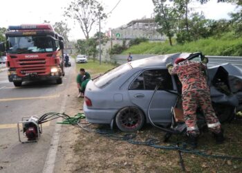 ANGGOTA bomba menyelamatkan mangsa yang tersepit dalam kemalangan di Jalan Gapam-Bemban, Jasin, Melaka.