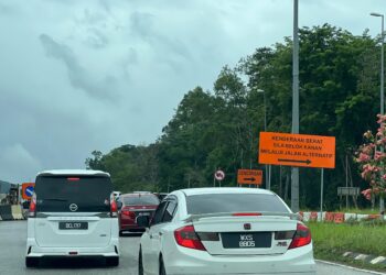 ALIRAN trafik mulai perlahan memasuki kawasan pembinaan Projek Lingkaran Tengah Utama (LTU) menuju ke Kuala Lumpur di bandar Gua Musang, Kelantan.UTUSAN/AIMUNI TUAN LAH.