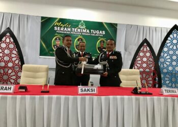 HAMID Taha (kanan) menerima tongkat kuasa daripada Kamarulzaman Ismail (kiri) sambil disaksikan Mohamad Rosidek Musa (tengah) paca Majlis Serah Terima Tugas Pengarah Penjara Kelanran di Pengkalan Chepa, Kota Bharu, Kelantan hari ini.- UTUSAN/ ROSLIZA MOHAMED