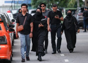 Zaim Ikhwan Zahari dan Ismanira Abdul Manaf hadir di Mahkamah Sesyen Petaling Jaya bagi sebutan ke pengabaian anak mereka, Zayn Rayyan Abdul Matiin.  UTUSAN/IQBAL ROSLI