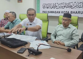 TAKIYUDDIN Hassan (tengah) semasa sidang media berkait MoU peruntukan pembangkang di Pejabat Pas Kota Bharu, Kelantan hari ini-UTUSAN/ROSMIZAN RESDI.