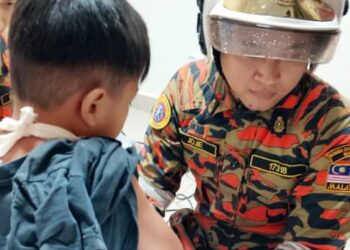 PASUKAN bomba menyelamatkan kanak-kanak tertusuk besi di Klinik Kesihatan Nabawan, Sabah semalam-IHSAN BOMBA
