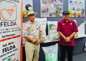 Md. Fadzilah Ariffin (kanan) dan Datuk Ramli Ismail di reruai Taaveekun dan KPF Agro Properties sempena Pameran Pertanian Hortikultur dan Pelancongan Agro Antarabangsa 2024 (MAHA 2024) di MAEPS, Serdang baru-baru ini.