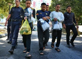 TIGA lelaki yang juga pembantu pengajar di sebuah madrasah di Kuala Pilah dibawa ke Kompleks Mahkamah Seremban hari ini bagi didakwa Mahkamah Sesyen Seremban atas 14 pertuduhan melakukan amang seksual terhadap kanak-kanak lelaki di madrasah berkenaan.-UTUSAN/MOHD. SHAHJEHAN MAAMIN.