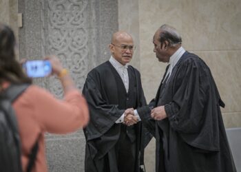 Peguam Kanan Persekutuan, Shamsul Bolhassan (kiri) bersama peguam, Datuk Cyrus Dass selepas prosiding rayuan Kerajaan Malaysia berhubung status pemilikan tanah seluas 106.542 hektar di Jalan Duta atau turut dikenali Duta Enclave di Mahkamah Rayuan, Putrajaya.