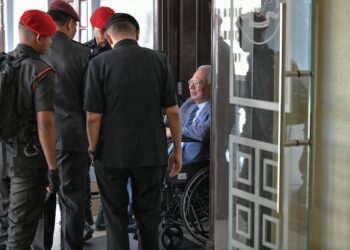 Datuk Seri Najib Razak ketika hadir ke mahkamah hari ini.