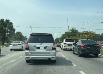 ALIRAN trafik masih lagi lancar walaupun jumlah kenderaan keluar dari negeri ini semakin bertambah di jalan Gua Musang, Kelantan hari ini-UTUSAN/AIMUNI TUAN LAH
