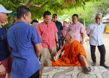 NIK Nazmi Nik Ahmad (tiga kanan) beramah mesra dengan pemimpin agama masyarakat Buddha di Wat Ariyakiri, Kampung Aril, Melor, Kota Bharu, Kelantan-UTUSAN/YATIMIN ABDULLAH.