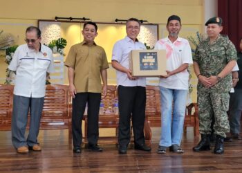 ADLY Zahari (tengah) menyampaikan sumbangan Bakul Rahmah kepada anggota veteran pada Majlis Pelancaran Program Veteran Desa Madani Peringkat Negeri Kelantan di SK Sri Rantau Panjang 2, Rantau Panjang, Kelantan hari ini. UTUSAN/MUSTAQIM MOHAMED