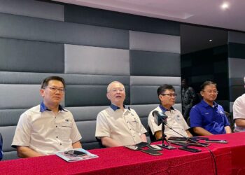 WEE Ka Siong (dua kiri) semasa sidang akhbar sempena Konvensyen MCA Sabah di Kota Kinabalu hari ini.