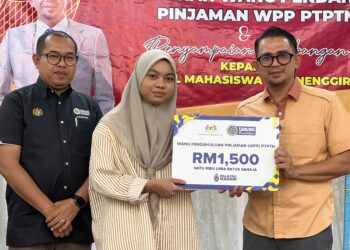 MOHD. Azmawi Fikri Abdul Ghani (kanan) menyampaikan Wang Pendahuluan Pinjaman (WPP) kepada pelajar DUN Nenggiri yang berjaya melanjutkan pelajaran di Taman Etnobotani, Gua Musang, Kelantan hari ini.UTUSAN/AIMUNI TUAN LAH.