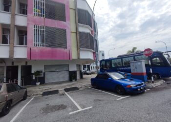 SEBUAH bas milik GISBH diletakkan di hadapan sebuah bengkel kenderaan yang diuruskan syarikat itu dengan papan tanda premis bengkel berkenaan dipercayai telah diturunkan pada malam kelmarin.