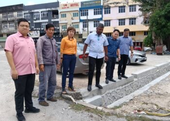 J. ARUL Kumar (tiga dari kanan) bersama Nicole Tan (tiga dari kiri) meninjau kerja menaik taraf longkang di Taman AST, Seremban hari ini. -UTUSAN/NUR SHARIEZA ISMAIL.