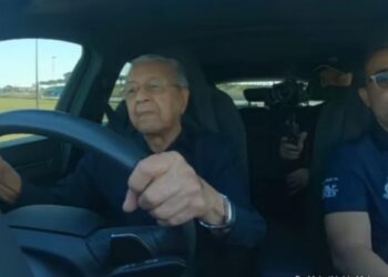 KAPSYEN: MAHATHIR Mohamad dilihat masih mampu memandu kenderaan sehingga lebih 154 kilometer (km) sejam di litar lumba Litar Antarabangsa Sepang (SIC)
