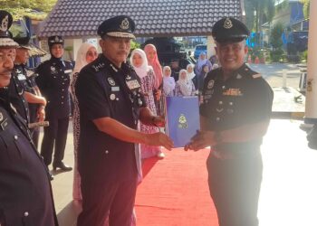 MOHD.  Ali Tamby (kanan) menyampaikan sijil penghargaan kepada anggota yang dinaikkan pangkat di majlis Perhimpunan Bulanan Peringkat IPK Kelantan Kota Bharu, Kelantan hari ini.- UTUSAN/ ROSLIZA MOHAMED.