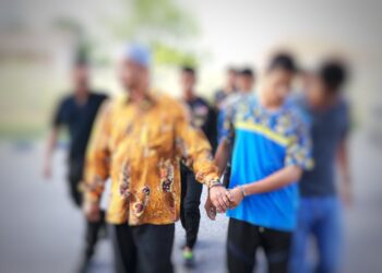 BAPA bersama tiga anaknya yang merupakan pengikut Global Ikhwan Services Business Holdings Sdn. Bhd. (GISBH) direman selama tiga hari bermula hari ini-UTUSAN/KAMARUL BISMI KAMARUZAMAN.