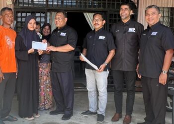SITI Nabila Mohammad Zaidi (dua kiri) menerima sumbangan zakat daripada Salizi di Kampung Golok, Semerak, Pasir Puteh, Kelantan hari ini. UTUSAN/TOREK SULONG.