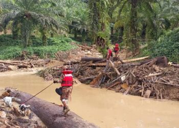PASUKAN bomba menjalankan operasi SAR mencari kanak-kanak dan bayi hilang akibat kejadian kepala air di Sungai Talangkai Karamatoi Ulu di Kampung Dalit Sook, Keningau pada Selasa.