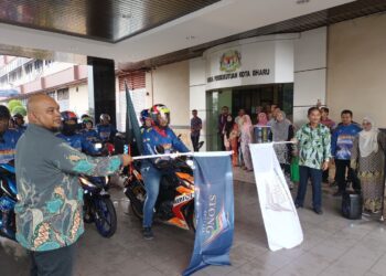ZAIDI Daud (kanan) melakukan pelepasan Konvoi Ride To Stong Geopark di perkarangan Wisma Persekutuan Kota Bharu, Kelantan hari ini. UTUSAN/ROSMIZAN RESDI.