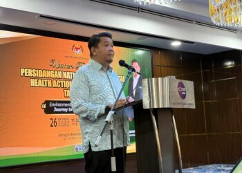 TIMBALAN Menteri Kesihatan, Datuk Lukanisman Awang Sauni berucap semasa Majlis Perasmian Persidangan National Environmental Health Action Plan (NEHAP) 2024 di Hotel Corus Kuala Lumpur, di sini hari ini.
