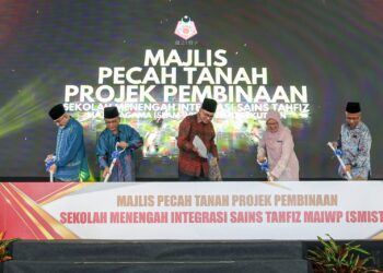 Perdana Menteri, Datuk Seri Anwar Ibrahim (tengah) bersama Menteri Di Jabatan Perdana Menteri (Hal Ehwal Agama), Mohd Nai'm Mokhtar (dua kiri) dan Menteri Wilayah Persekutuan, Dr Zakiha Mustafa (dua kanan) melakukan gimik perasmian Majlis Pecah Tanah Sekolah Menengah Integrasi Sains Tahfiz (SMISTA) Majlis Agama Islam Wilayah Persekutuan (MAIWP) di Taman Alam Sutera di sini, hari ini.-UTUSAN/FARIZ RUSADIO