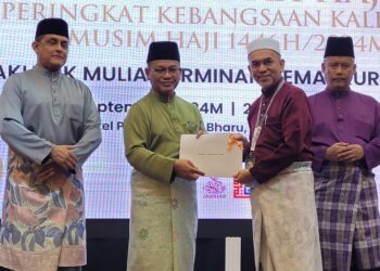 MOHD. Na'm Mokhtar (dua dari kiri) menyampaikan watikah kepada PETKA yang menghadiri MHPK 1446H/2025M di Kota Bharu, Kelantan hari ini. UTUSAN/MUSTAQIM MOHAMED