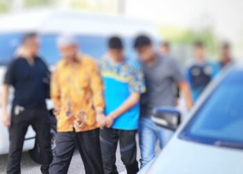 PERINTAH reman ke atas bapa dan tiga anak yang dipercaya pengikut GISBH disambung selama tiga hari bermula esok di Mahkmah Kota Bharu, Kelantan-UTUSAN/KAMARUL BISMI KAMARUZAMAN.