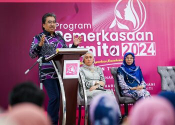KUALA LUMPUR, 28 SEPTEMBER 2024 - Menteri Perladangan dan Komoditi, Datuk Seri Johari Abdul Ghani merangkap Ahli Parlimen Titiwangsa menyampaikan ucapan pada Program Pemerkasaan Wanita 2024 Parlimen Titiwangsa di Bangunan TLKB PPR Ampang Hilir di sini, hari ini. Gambar; MUHAMAD IQBAL ROSLI