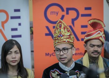 FAHMI Fadzil (tengah) ketika sidang akhbar selepas Majlis Perhimpunan Bulanan Kementerian Komunikasi bagi Bulan September di kementeriannya di Putrajaya, semalam. Hadir sama, Timbalan Menteri Komunikasi Teo Nie Ching dan Ketua Setiausaha Kementerian Komunikasi, Datuk Mohamad Fauzi Md. Isa. – UTUSAN/FAIZ ALIF ZUBIR