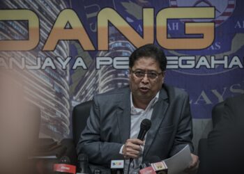AZAM Baki pada sidang akhbar khas di Ibu Pejabat SPRM, Putrajaya, hari ini. - UTUSAN/FAIZ ALIF ZUBIR