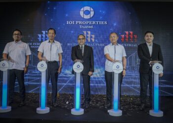 PENGARAH Lembaga Pembangunan Pelaburan Malaysia (MIDA), Sukri Abu Bakar (tengah) bergambar bersama Ketua Pegawai Operasi Kumpulan IOI Properties Group Berhad, Teh Chin Guan (dua, kiri) pada majlis pengumuman IOI Properties Group Berhad berhubung hala tuju baharu dalam sektor perindustrian di Le Meridien Putrajaya di sini, semalam. UTUSAN/FAIZ ALIF ZUBIR