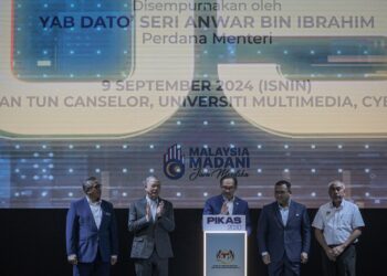 ANWAR Ibrahim ketika melancarkan Pelan Induk Kerjasama Awam-Swasta di MMU, Cyberjaya. - UTUSAN/FAIZ ALIF ZUBIR