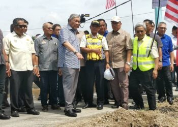AHMAD Zahid Hamidi (tengah) pada majlis pecah tanah projek membina dan menaik taraf jalan utama Parit 1 - Parit 10 Kampung Sungai Pergam di Bagan Datuk hari ini. - UTUSAN/AIN SAFRE BIDIN