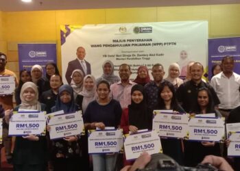 ZAMBRY Abd. Kadir (tengah) bergambar dengan bakal mahasiswa IPTA yang menerima WPP di Seri Manjung, hari ini. - UTUSAN