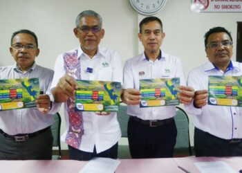 ISMAIL Salleh (dua dari kiri) menunjukkan jadual penanamam padi musim 2/2024 yang akan bermula 25 September ini di Pusat Latihan MADA, Alor Setar.