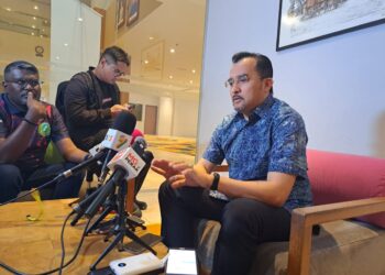 ASYRAF  Wajdi Dusuki dalam sidang akhbar di Ipoh hari ini. - UTUSAN