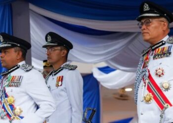 AYOB Khan Mydin Pitchay menerima tabik hormat pada Majlis Perbarisan Tamat Latihan Inspektor Kor Sukarelawan Polis Siswa Siswi (SUKSIS) Universiti Awam ke-20 2024 di Dataran Gemilang, Universiti Kebangsaan Malaysia (UKM), Bangi, hari ini. - UTUSAN/MUHAMAD IQBAL ROSLI