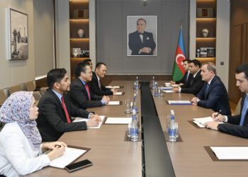 Nur Jazlan Mohamad (tiga dari kiri) dan Jeyhun Bayramov (dua dari kanan) pada perbincangan dua hala di Baku, Azerbaijan baru-baru ini.