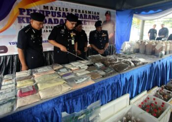 ZULKAFLI Sariaat  (tengah) menunjukkan rampasan pelbagai jenis dadah untuk dilupuskan dalam sidang akhbar di Ibu Pejabat Polis Kontinjen (IPK) Perak di Ipoh hari ini. - UTUSAN