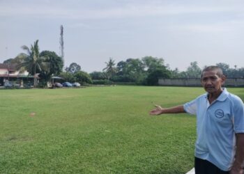 ZAINAL ABIDIN Ariffin menunjukkan lokasi yang digazetkan sejak tiga tahun lalu sebagai tempat pembinaan sebuah masjid di Taman Kiaramas, Kluang.