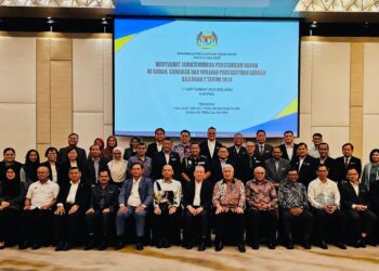 ARMIZAN Mohd. Ali (duduk-enam kiri) dan Fadillah Yusof (duduk-tengah) bersama wakil kerajaan negeri Sabah dan Sarawak yang menghadiri mesyuarat JPH Sabah, Sarawak dan WP Labuan di Kota Kinabalu hari ini