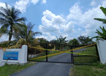 POLIS memasang pita dilarang melintas di sebuah premis pusat jagaan di Senama Hilir, Rembau dipercayai dikendalikan oleh pengikut GISBH. – UTUSAN/NOR AINNA HAMZAH