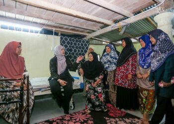 FADHLINA Sidek (dua dari kiri) beramah mesra bersama penduduk sempena Program Satu Pemimpin Satu Kampung Santuni Madani di Kampung Kuak Hulu di Gerik hari ini. - - UTUSAN/ MUHAMAD NAZREEN SYAH MUSTHAFA