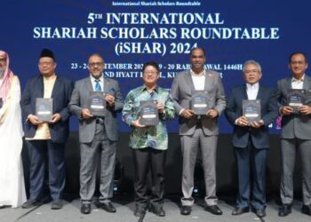 EWON Benedick (tengah); Timbalan Menteri Pembangunan Usahawan dan Koperasi, Datuk Seri R. Ramanan (empat dari kanan) dan Mohd. Irwan Mohd. Mubarak (empat dari kiri) bergambar sambil menunjukkan Buku Resolusi iSHAR 2022 sempena Persidangan Meja Bulat Cendekiawan Syariah Antarabangsa (iSHAR) Ke-5 di Kuala Lumpur semalam.