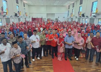 RIZAM Ismail (tengah) bersama peserta program itu di Tanjong Karang, Kuala Selangor, kelmarin. - UTUSAN/ISKANDAR SHAH MOHAMED