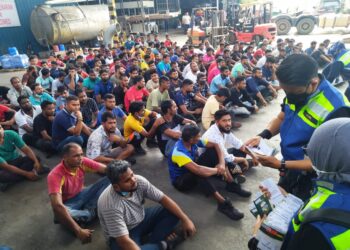 PEKERJA asing yang diperiksa dalam operasi penguatkuasaan perburuhan oleh JTK Perak dan PDRM di sebuah kilang dekat Tanjung Rambutan, Ipoh hari ini. - UTUSAN