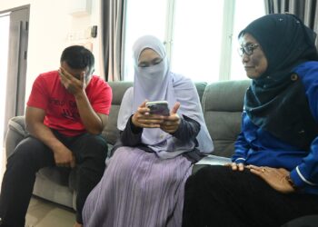 KALSOM Noordin menziarahi Sabrina Hakiem Zaini dan Mohd. Fikry Amri Abdul Halim di Taman Kelemak Utama, Alor Gajah, Melaka. - UTUSAN/AMRAN MULUP
