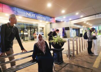 ANTARA penumpang feri yang terkandas menunggu kenderaan e-hailing di Terminal Feri Penumpang Kuah, Langkawi, Kedah.